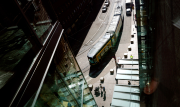 Raitiovaunu kääntyy Urho Kekkosen kadulle Helsingin Kampissa.